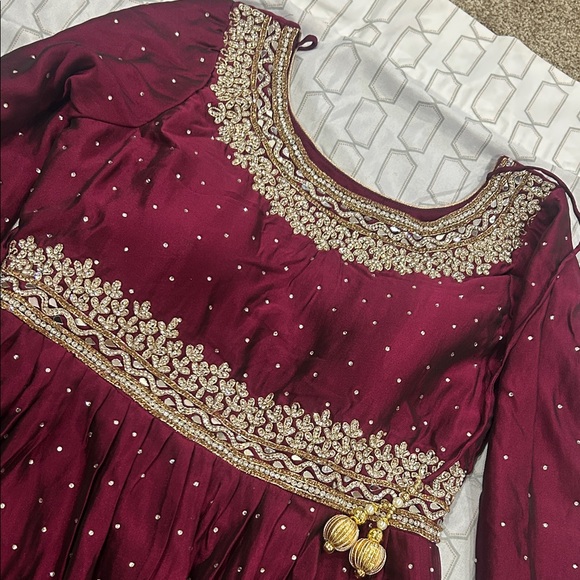 Elegant Burgundy Ensemble with Gold Accents - Picture 5 of 7
